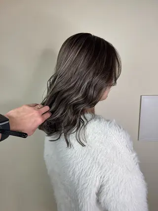 ミディアム カラー ハイライトカラー✨ グレージュ✨鎌倉光洋のヘアスタイル