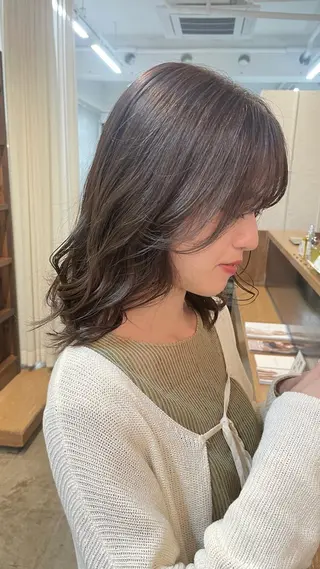 ミディアム カラー mina / 透明感ベージュカラーのヘアスタイル