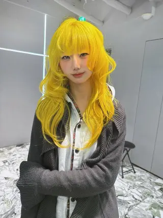 ロング カラー GEM YURI ハイトーンカラーのヘアスタイル