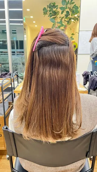 セミロング 韓国レイヤーカット/ ハイトーン/マアヤのヘアスタイル