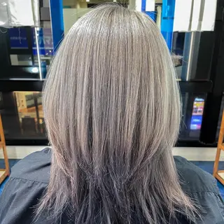 ミディアム カラー 伊藤 未来のヘアスタイル