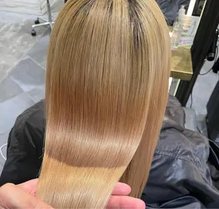 ロング hollo 原宿所属・ハイトーンカラー/ ダブルカラー/EMIのヘアスタイル