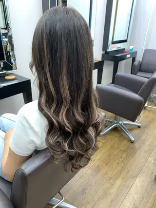 ロング 奥本 侑 ハイトーン、髪質改善のヘアスタイル