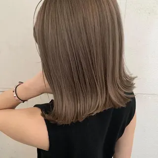 セミロング カラー オフホワイトアンドなんば所属・福西 洋斗のヘアスタイル