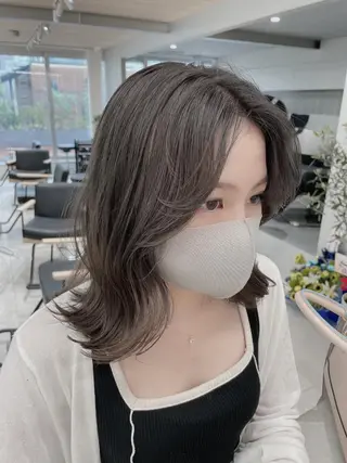 ミディアム カラー レイヤーカット 透明感カラーのヘアスタイル