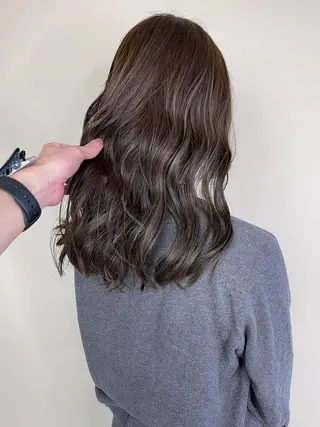セミロング カラー ハイライトカラー✨ グレージュ✨鎌倉光洋のヘアスタイル