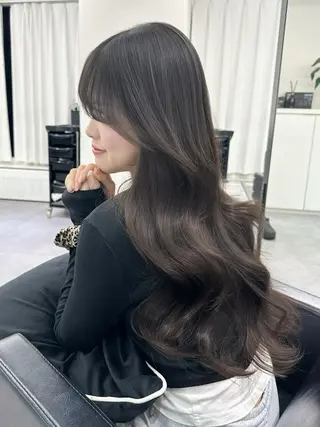 ロング AHNKISM所属・トレンドレイヤー/ 透明感カラーのヘアスタイル