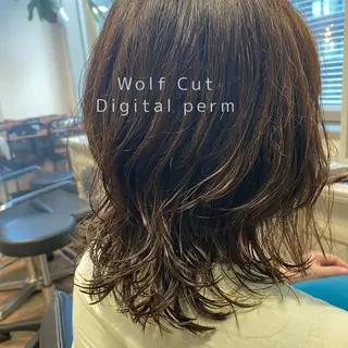 ミディアム 梅田ハイトーン チダ ヒナノのヘアスタイル