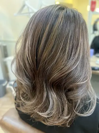 セミロング カラー 鶴見 和美のヘアスタイル