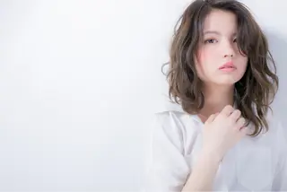 セミロング カラー パーマ 透明感♡︎♡︎ 佐々木早苗のヘアスタイル