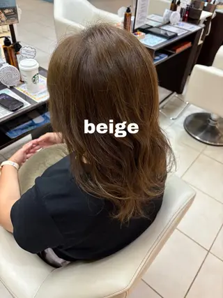 ミディアム カラー 伊藤 杏奈のヘアスタイル