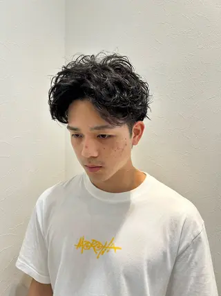 ショート パーマ メンズ 鈴村 大介のヘアスタイル