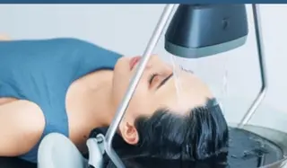 艶髪レイヤー顔周り グレージュ添田晃基のヘアスタイル