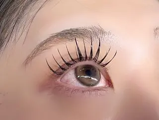 マツエク・マツパ FLY NAIL&Eyelash Salon 梅田店所属・YUKI FUKUMARUのマツエク・マツパデザイン