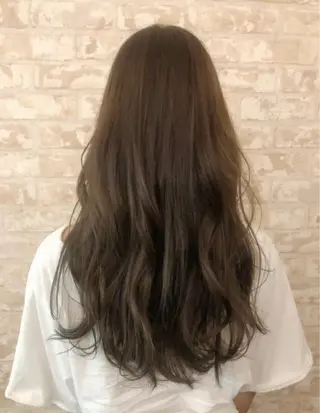 ロング カラー 岩渕 由里香のヘアスタイル