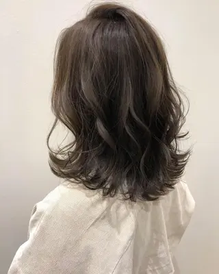 ミディアム カラー 石田 優菜のヘアスタイル