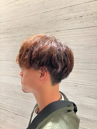 ショート パーマ サキ🤍ハイトーン 🩰くびれ巻きヘアのヘアスタイル