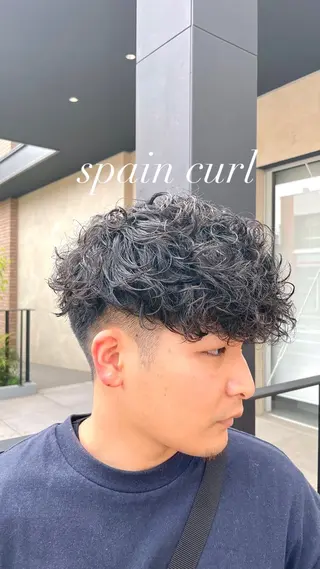 ショート パーマ メンズ 横山 亮太のヘアスタイル