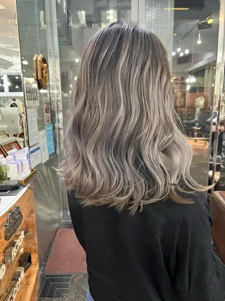 セミロング カラー モモカ/ハイトーン /バレイヤージュのヘアスタイル