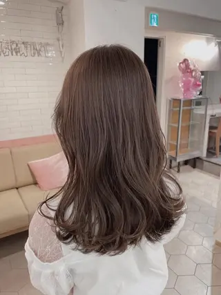 ミディアム カラー レイヤーカット 透明感カラーのヘアスタイル
