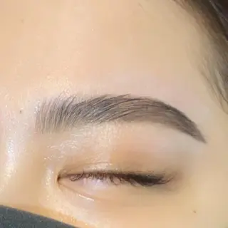 アイブロウ 藤田 彩音のヘアスタイル