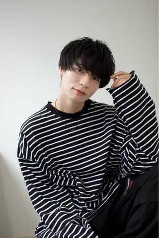 メンズ ラウンドマッシュ/ フェザーショート大阪のヘアスタイル