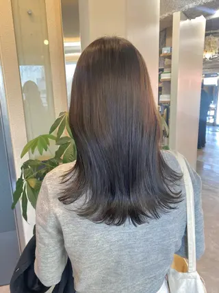 ミディアム カラー ヤスザトアヤノ ／レイヤー／オリーブのヘアスタイル