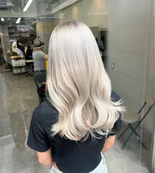 セミロング かのブリーチカラー 🎧⛓️🩶のヘアスタイル