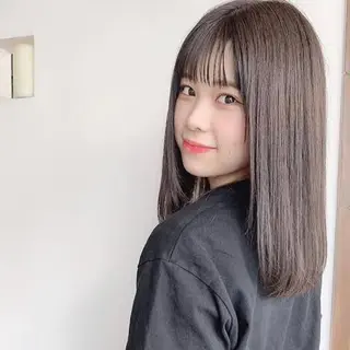 セミロング 岩戸優奈 束感まつげ ピンク/ベージュのヘアスタイル