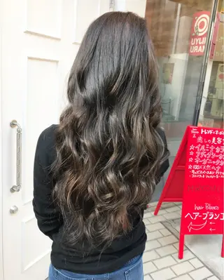 ロング カラー uru"所属・uru" すずきさゆりのヘアスタイル