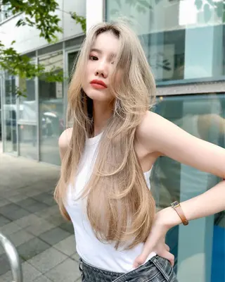 ロング カラー 韓国レイヤーカット/ ダブルカラーのヘアスタイル