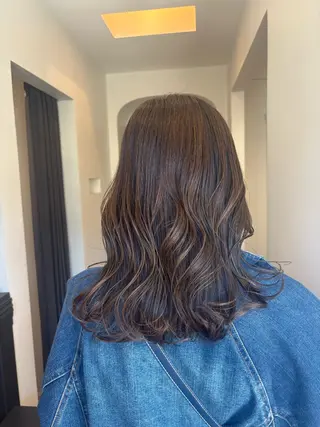 ミディアム カラー 栗林 茉那のヘアスタイル