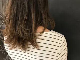 ミディアム カラー 伊藤 陽のヘアスタイル