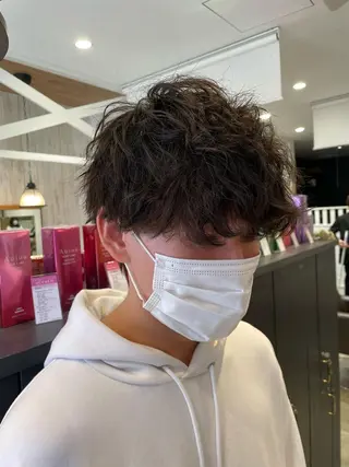 ショート パーマ メンズ 鈴村 大介のヘアスタイル