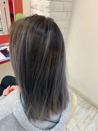 セミロング カラー ヘアアレンジ 今村公介 ブリーチ特化、派手髪のヘアスタイル