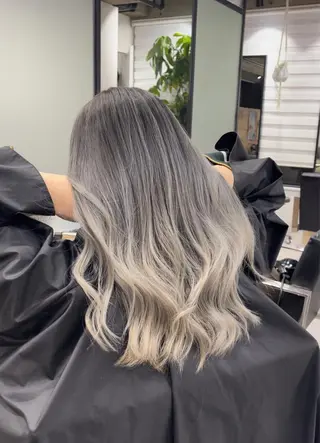 ロング カラー FOLK所属・白髪ぼかしハイライト バレイヤージュヤマトのヘアスタイル