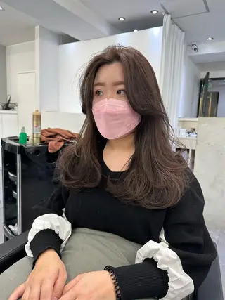 ロング AHNKISM所属・トレンドレイヤー/ 透明感カラーのヘアスタイル