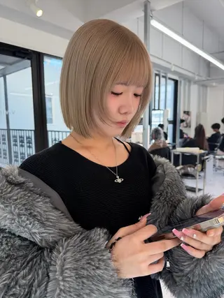 ショート カラー TATSUブリーチ/ ミルクティーベージュのヘアスタイル