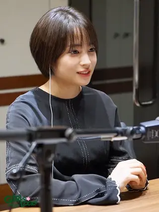 ショート 曲がる縮毛矯正 センターパートのヘアスタイル