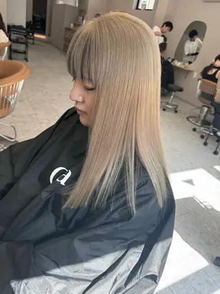 セミロング 髪質改善＆ハイトーンカラー Cica神戸三宮元町店所属・福田 美波のヘアスタイル