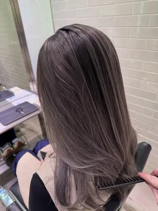 ロング カラー ケアブリーチ レイヤーカットのヘアスタイル