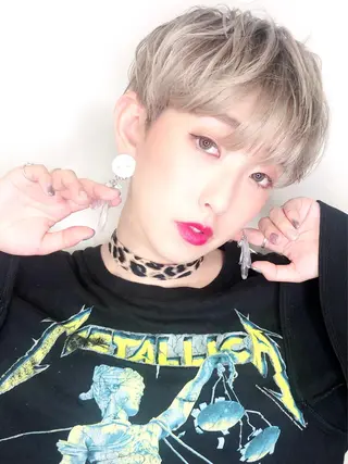 ショート カラー ウルフカット／吉村 桃子のヘアスタイル