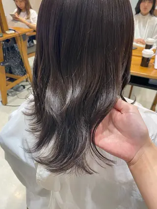 ミディアム i.+OMOTESANDO所属・mei / 艶カラー ミディアム レイヤーのヘアスタイル