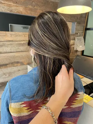 セミロング andKおもろまち店 艶ダブルカラー✨のヘアスタイル