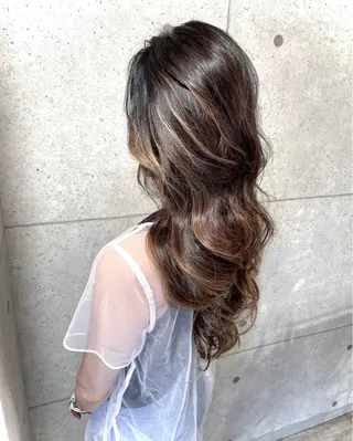 ロング 韓国風/小顔レイヤー /艶カラーのヘアスタイル