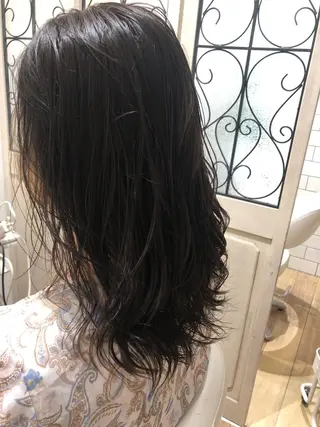 セミロング ブリーチ無し白髪ぼか し/艶髪/津嘉山のヘアスタイル