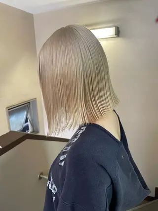 ショート カラー mio ／ハイトーンのヘアスタイル