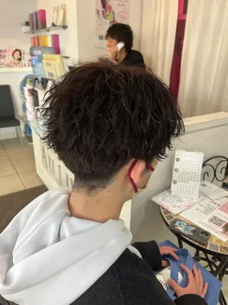 ミディアム パーマ メンズ 韓国風メンズ/毛流れ ヘアなら須田龍世のヘアスタイル