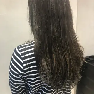 セミロング カラー 荒木 依莉亜のヘアスタイル