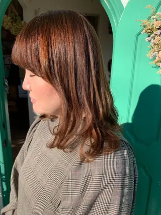 セミロング 佐藤 美咲のヘアスタイル